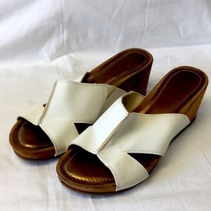 Comfort Plus VGUC White and Gold Leather Wrap Sandals Wedge 9